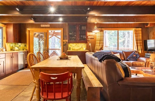 Homewood House | Walk to Lake West Shore Cabin Hot Tub DogOK EVplug