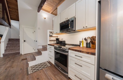 Glencoe Cabin | Walk to Lakemont Pines Lake w/Hot Tub, Pet Friendly