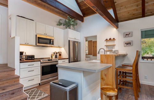 Glencoe Cabin | Walk to Lakemont Pines Lake w/Hot Tub, Pet Friendly