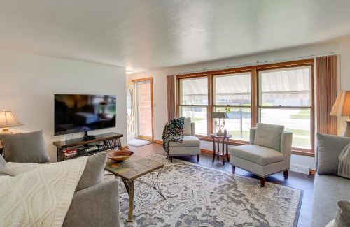 Green Bay House | Walk to Lambeau Field Green Bay Retreat
