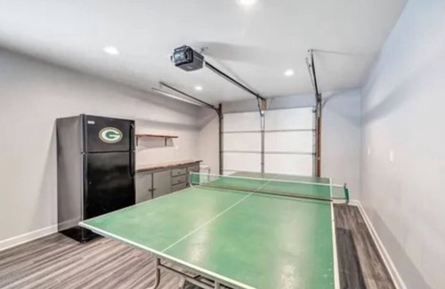 Ashwaubenon House | Walk to Lambeau, Heat & A/C