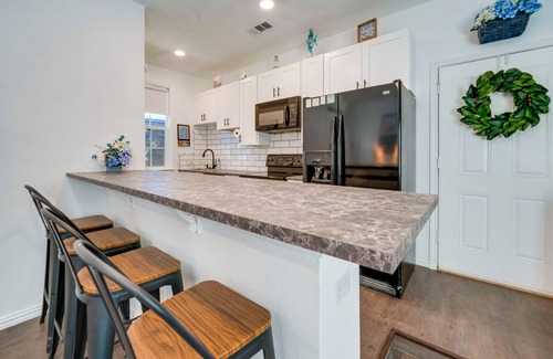 Lake Dallas Cottage | Walk to Lewisville Lake: Pet-Friendly Texas Abode!