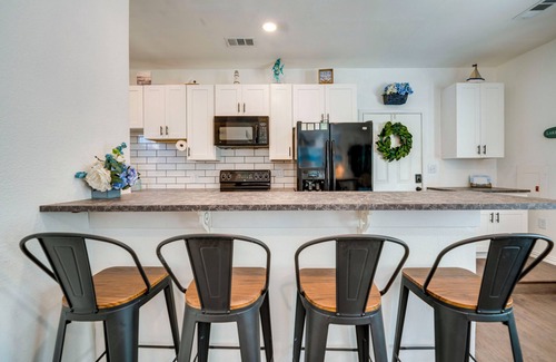 Lake Dallas Cottage | Walk to Lewisville Lake: Pet-Friendly Texas Abode!