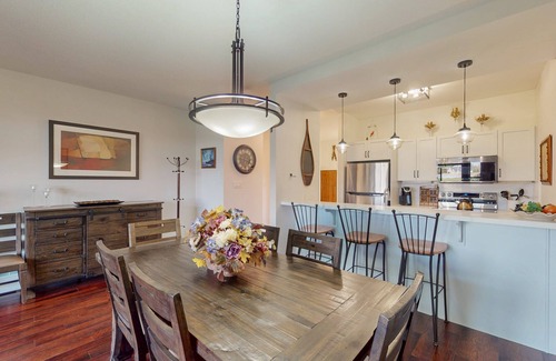 The Blue Mountains Condo | Walk to lifts condo with mountain view, hot tub, & beach access - dog-friendly