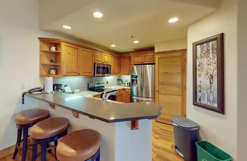 Steamboat Springs Condo | Walk-to-lift condo w/shared hot tubs/pool/gym & amazing mountain views