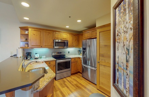Steamboat Springs Condo | Walk-to-lift condo w/shared hot tubs/pool/gym & amazing mountain views