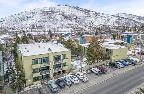 North Park City Apartment | Walk to lifts! Beautiful 2BR at base of PCMR #CondoInPC