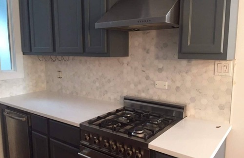 Old Town Triangle Condo | Walk to Lincoln Park, North Avenue Beach, and Second City! Lovely Old Town Charm! by AllSet Turnover
