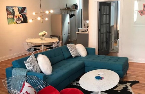 Old Town Triangle Apartment | Walk to Lincoln Park, North Avenue Beach, and Second City! Lovely Old Town Charm! condo