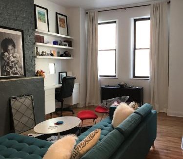 Old Town Triangle Apartment | Walk to Lincoln Park, North Avenue Beach, and Second City! Lovely Old Town Charm! condo