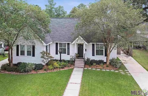 Highlands - Perkins House | Walk to LSU campus, LSU Lakes, Perkins Restaurants, with a Large Swimming Pool!