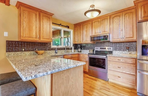 Burnsville Ski Chalet | WALK TO MAIN ST., Pets OK, Close to Shops, Hiking, 30 min to Hatley Pointe