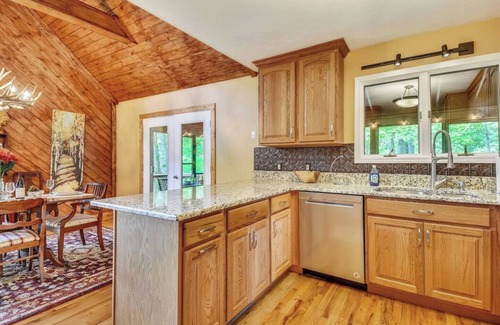 Burnsville Ski Chalet | WALK TO MAIN ST., Pets OK, Close to Shops, Hiking, 30 min to Hatley Pointe