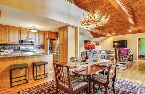 Burnsville Ski Chalet | WALK TO MAIN ST., Pets OK, Close to Shops, Hiking, 30 min to Hatley Pointe