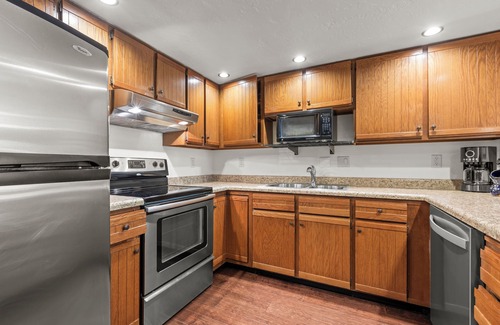 Downtown Park City Condo | Walk to Main Street and Town Lift - Common Hot Tub & Sauna!