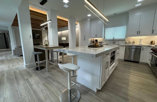 Southgate House | Walk to Med Center PRIVATE POOL! 5 bedrooms, 3.5 baths renovated fully furnished