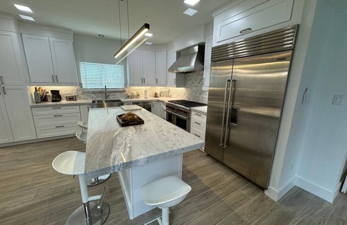 Southgate House | Walk to Med Center PRIVATE POOL! 5 bedrooms, 3.5 baths renovated fully furnished