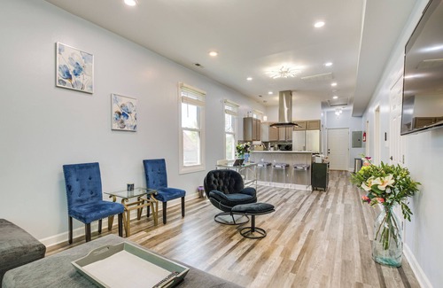 Greater Grand Crossing Apartment | Walk to Metra: Long-Term Getaway in Chicago!