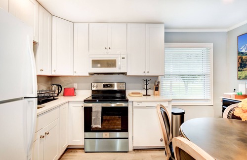 Bethesda House | Walk to Metro Station Restaurant Shops 2K2Q1T 2Ba Single Family Home