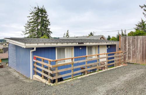 Coos Bay House | Walk to Mingus Park Quaint Escape with Private Yard