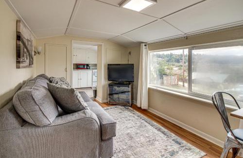 Coos Bay House | Walk to Mingus Park Quaint Escape with Private Yard