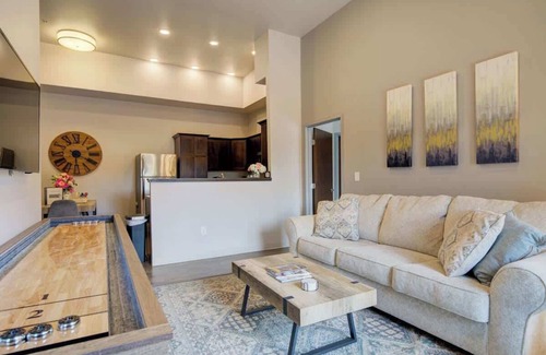 Bozeman Apartment | Walk to MSU | Bridger + Big Sky | King Bed