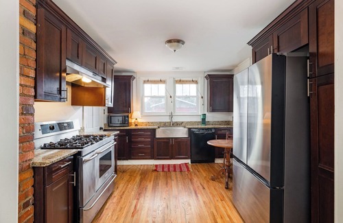 Historic Edgefield House | Walk to Nissan/Broadway + Sleeps 12 + Big Yard