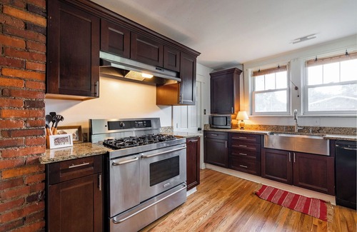 Historic Edgefield House | Walk to Nissan/Broadway + Sleeps 12 + Big Yard