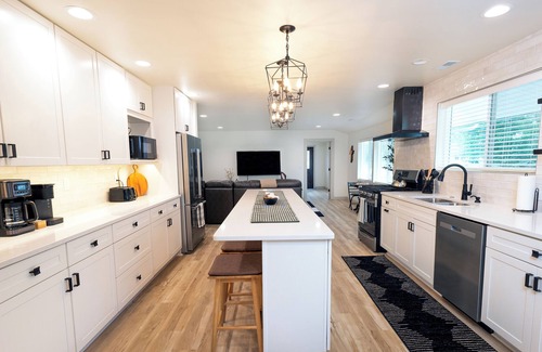 Harters Heights House | Walk to Notre Dame; Sleeps 10 Completely restored house