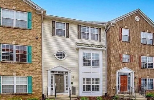 Roseland House | Walk to Notre Dame! Spacious 3BR Townhome w/Garage & Family-Friendly Amenities(