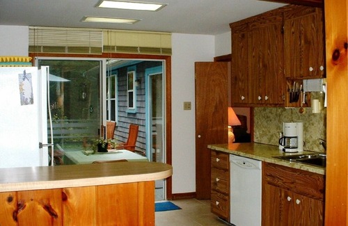 Wellfleet Cottage | Walk to ocean bch & bike rail trail, Nat'l Seashore, WiFi, A/C