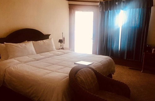 Pacific Grove Hotel | WALK TO OCEAN FROM OUR PREMIUM KING BED ROOMS