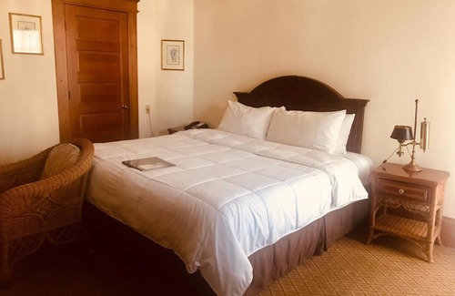 Pacific Grove Hotel | WALK TO OCEAN FROM OUR PREMIUM KING BED ROOMS