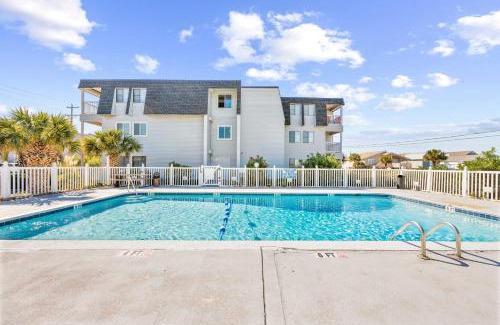 North Myrtle Beach Apartment | Walk to Ocean North Myrtle Beach Condo with Pool