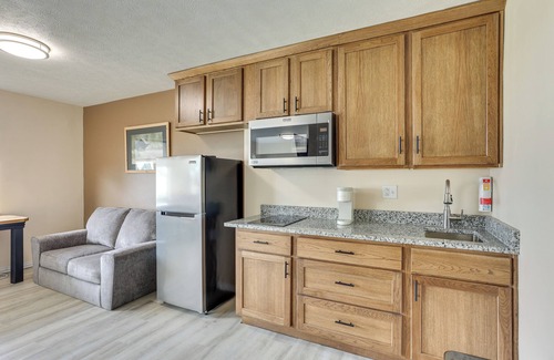 Oakland City Apartment | Walk to OCU, Golf: Updated Oakland City Studio!