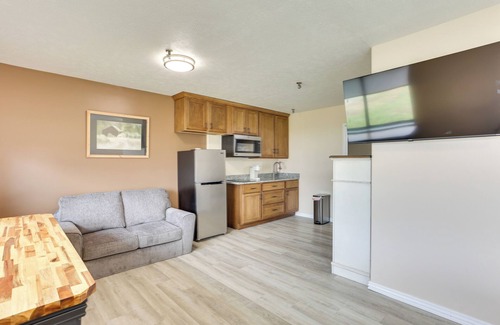 Oakland City Apartment | Walk to OCU, Golf: Updated Oakland City Studio!