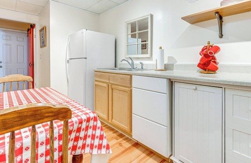 Vienna Apartment | Walk to Ohio River & Spencer Landing: Apt w/Patio