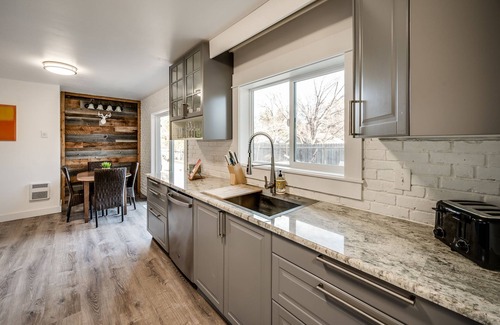 Larkspur House | Walk to Old Mill- Remodeled cozy house to get away
