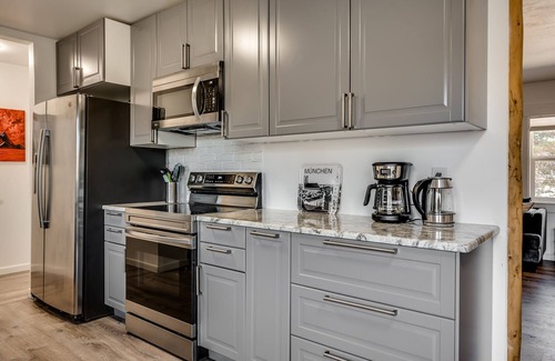 Larkspur House | Walk to Old Mill- Remodeled cozy house to get away