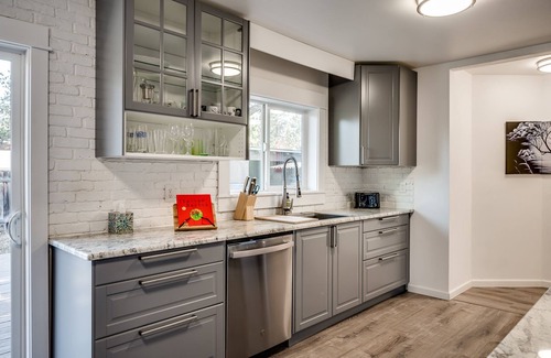 Larkspur House | Walk to Old Mill- Remodeled cozy house to get away