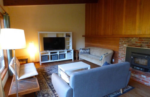 Corvallis House | WALK to OSU: Charming single-level mid-century ranch in Corvallis