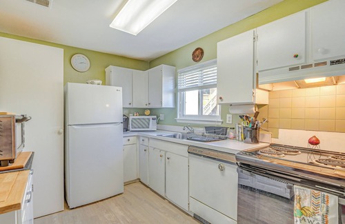 Fort Belvoir Condo | Walk to Parks & Dining: Quaint Alexandria Condo!