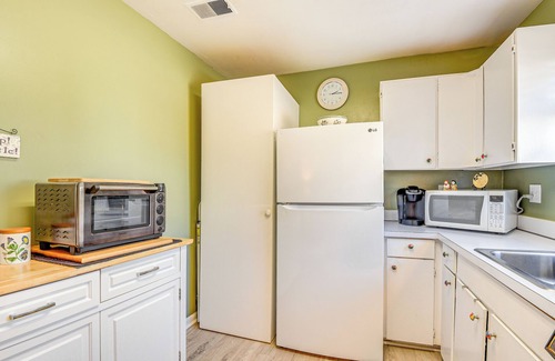 Fort Belvoir Condo | Walk to Parks & Dining: Quaint Alexandria Condo!