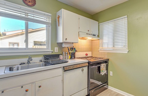 Fort Belvoir Condo | Walk to Parks & Dining: Quaint Alexandria Condo!