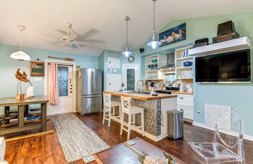 Bayside Cottage | Walk to Pier: Bayside Getaway w/Screened Balcony