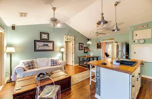 Bayside Cottage | Walk to Pier: Bayside Getaway w/Screened Balcony