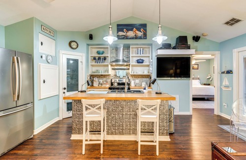 Bayside Cottage | Walk to Pier: Bayside Getaway w/Screened Balcony