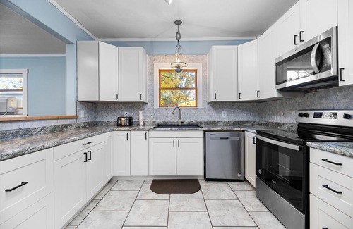 Honor House | Walk to Platt River, Game Room, Hot Tub,Indoor Pickleball, Kayaks, Bikes, Arcade