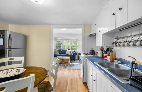 South Yarmouth House | Walk to Pond, AC, Wifi, Dog Friendly, Quaint Yarmouth Cottage