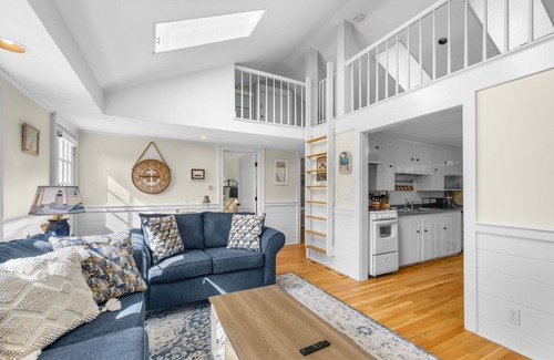 South Yarmouth House | Walk to Pond, AC, Wifi, Dog Friendly, Quaint Yarmouth Cottage